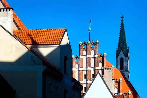 Driehoeken Van Torens Van Kerken Met Een Windwijzer Rode Pannendaken — Stockfoto