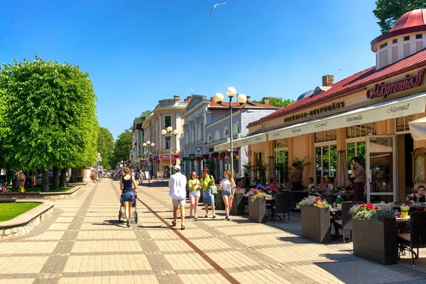 Calle central de la ciudad turística de Jurmala — Foto de Stock