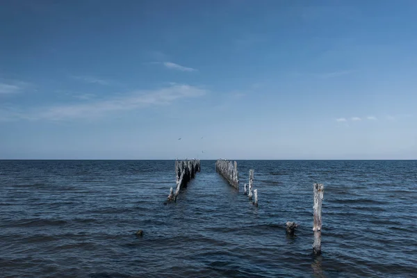 Κουκέτα ξύλινων πασσάλων στη Βαλτική θάλασσα — Φωτογραφία Αρχείου