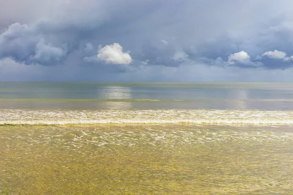 Mraky nad mořem před bouřkou — Stock fotografie