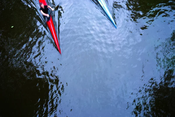 水面上有反射的两艘皮划艇 — 图库照片