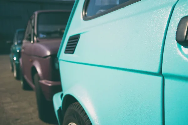 Três carros de pé em uma fileira na estrada — Fotografia de Stock