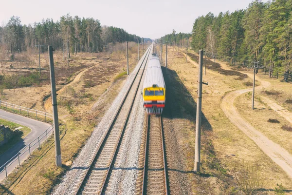 Elektrozug fährt durch den Wald — Stockfoto