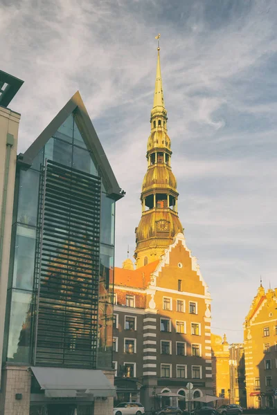 St. Peters Church in the center of the old city of Riga — Stock Photo, Image