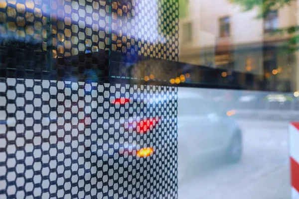 Pencere camında sokak yaşamının yansıması — Stok fotoğraf