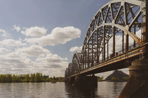 Riga nehir üzerinde demiryolu köprüsü — Stok fotoğraf