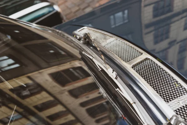 Reflection of houses in a vintage car — Stock Photo, Image