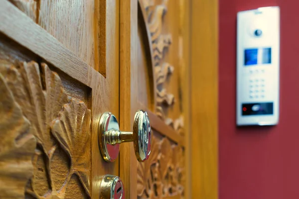 Wooden door with modern intercom — Stock Photo, Image