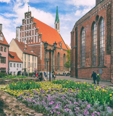 Riga 'nın merkezinde çiçekli Eski Meydan