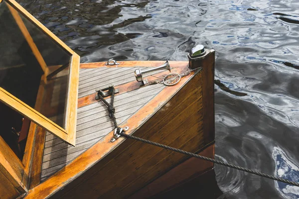 Pleasure boat moored by a water rope — Stock Photo, Image