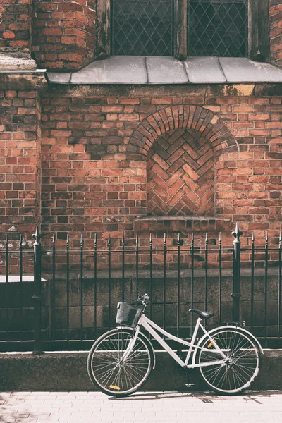 Vit cykel står på det gamla huset — Stockfoto