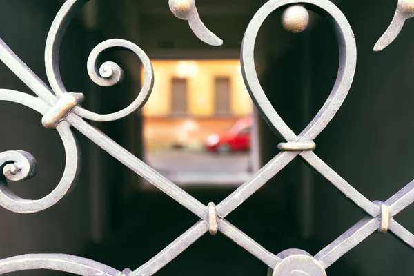 Car in the courtyard behind the gate — Stock Photo, Image