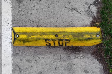 Park kaldırımda yardım yazıt durağı