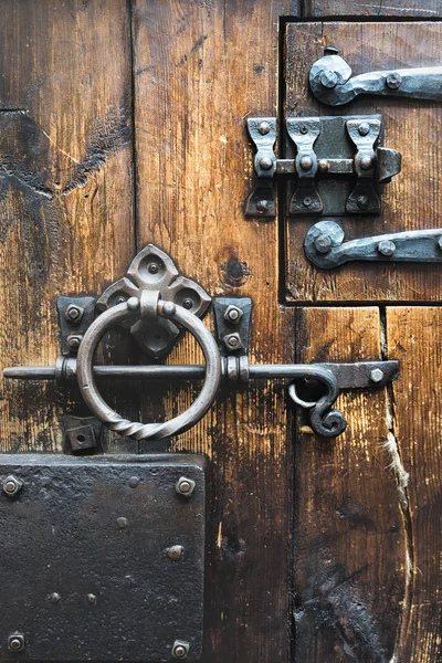 Ξύλινη πόρτα με αντίκες κλειδαριές — Φωτογραφία Αρχείου