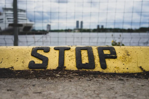 La parada de inscripción en el bordillo de estacionamiento — Foto de Stock