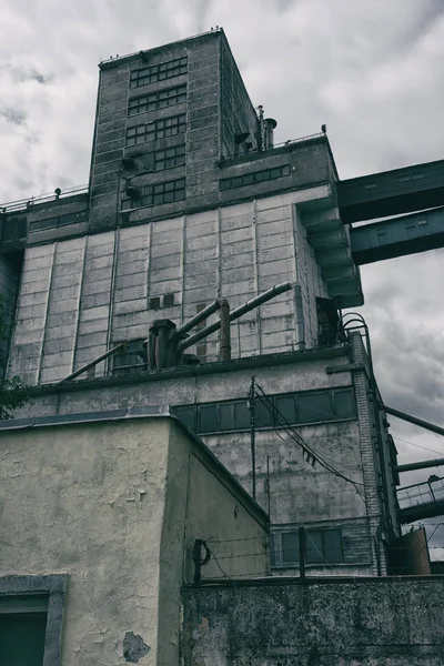 Die Fassade eines riesigen Industriegebäudes — Stockfoto