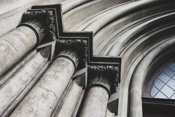 Columns in front of the entrance to the old house — Stock Photo, Image