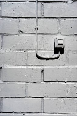 Beyaz duvara elektrik şalteri