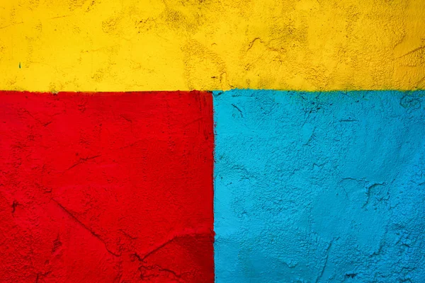 The wall is painted in three bright and contrasting colors. — Stock Photo, Image