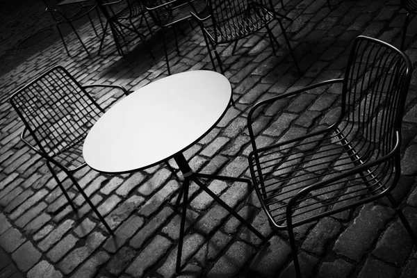 Café d'été avec chaises et table blanche — Photo