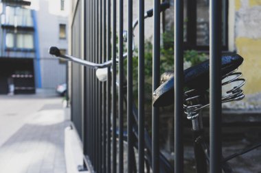 Çit çubuklarında eski bisiklet