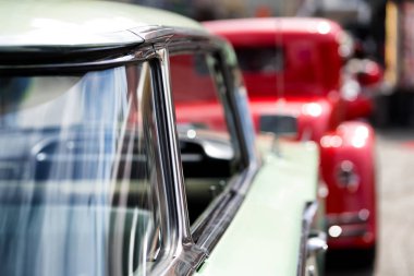 Güneşli bir günde parlak klasik arabalar.