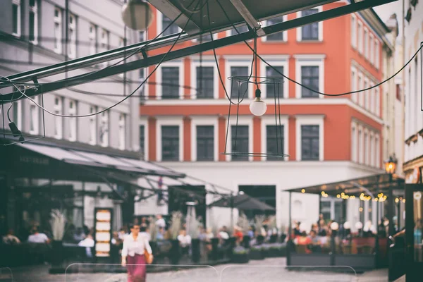 Vida de verano callejera de la ciudad nocturna de Riga — Foto de Stock