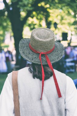 Ulusal tatilde hasır şapkalı bir adam.