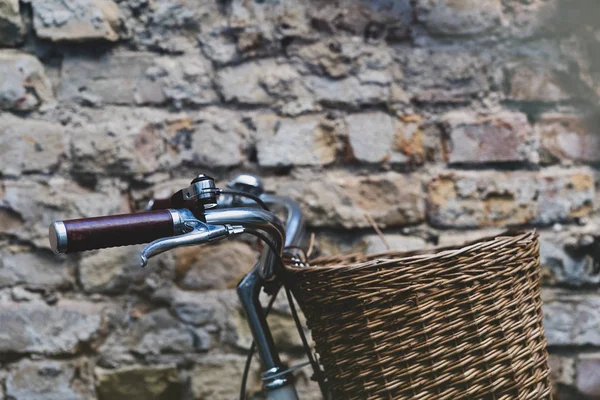 Oldtimer-Fahrrad mit Korb an der Wand Hintergrund — Stockfoto