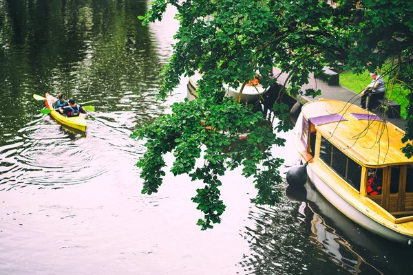 Rest on the canal in the city of Riga — Stock Photo, Image