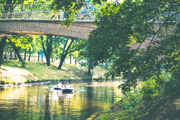 Отдых на канале в городе Рига — стоковое фото