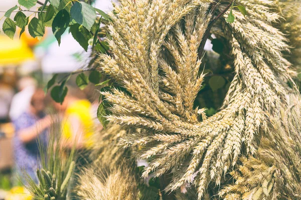 Венок пшеничных ушей на ярмарке — стоковое фото