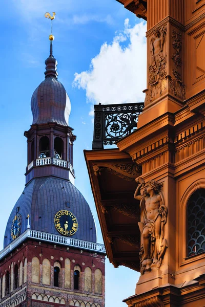 城市交易所和大教堂的建筑 — 图库照片