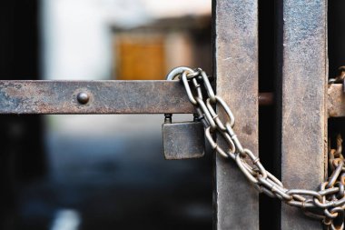 Demir kapıda zincirli kilit