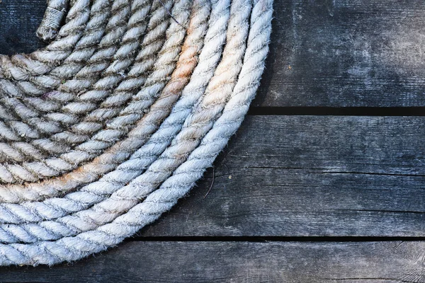 Rope on a yacht with wooden details — Stock Photo, Image