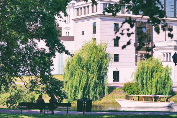 Dos chicas en un banco del parque en Riga — Foto de Stock