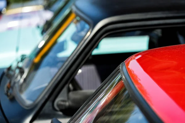 Rote und schwarze Autos auf dem Parkplatz — Stockfoto