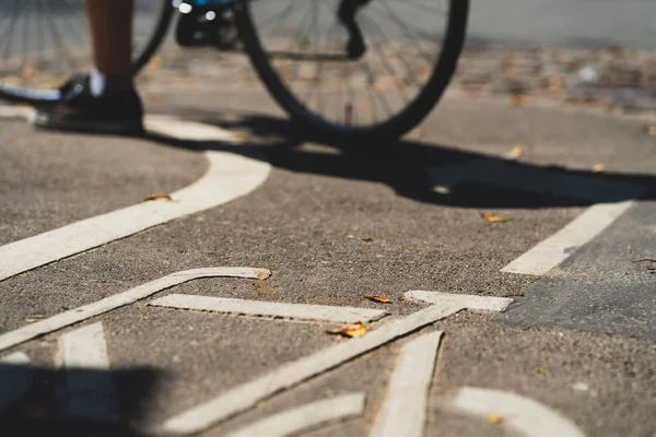 Cyklistická stezka se vzorníkem na asfaltu — Stock fotografie