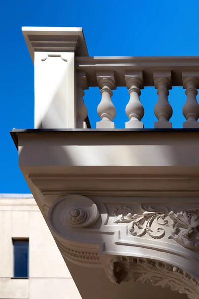 Balcón limpio de una casa antigua — Foto de Stock