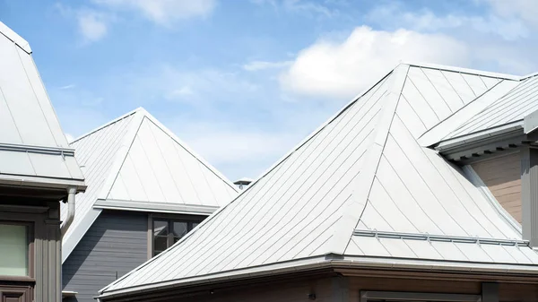 Новые крыши домов в жаркий день — стоковое фото