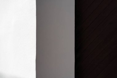 Beyaz duvarlı bir evin köşesi.