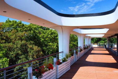 Bir yaz gününde modern bir binanın terası.