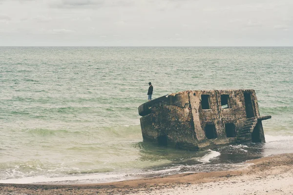 Чоловік стоїть на стороні зруйнованого форту — стокове фото