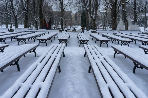 Bancos no parque de Riga na neve — Fotografia de Stock