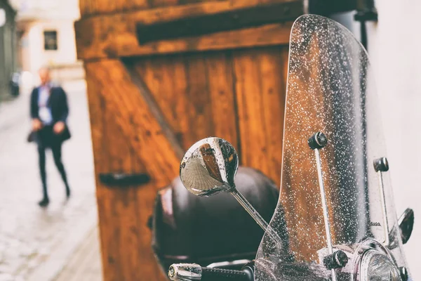 旧リガのスクーターのガラスに雨の滴 — ストック写真