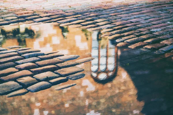 Reflectie in het water van het raam van een oud gebouw — Stockfoto