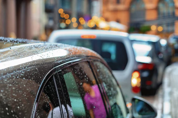 Cars parked in the city after rain — Stock Photo, Image