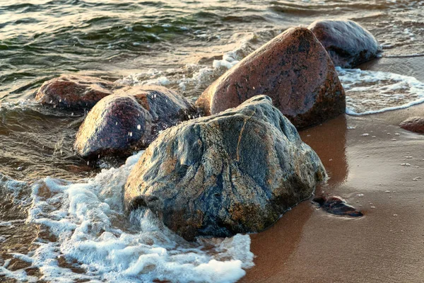 Las olas golpean contra las piedras — Foto de Stock