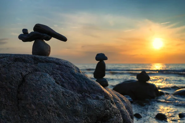 Stenen Cairn op de Oostzee met golven — Stockfoto