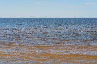 Baltık Denizi açık gökyüzü ile ufuk çizgisi